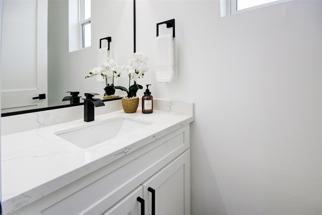 Building Photo - 1214 W 24th St