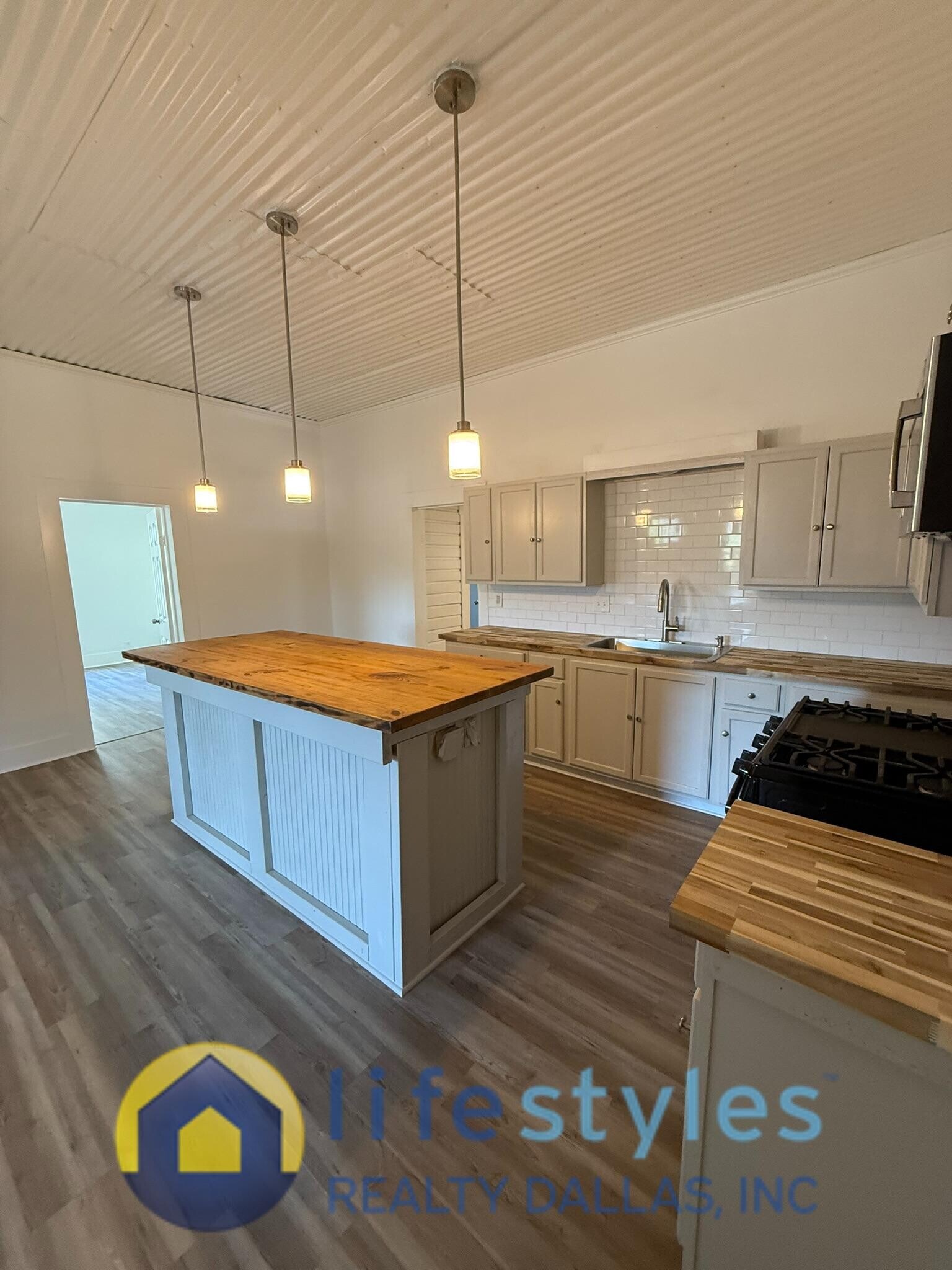 Large Kitchen Island - 1750 Maple Ave
