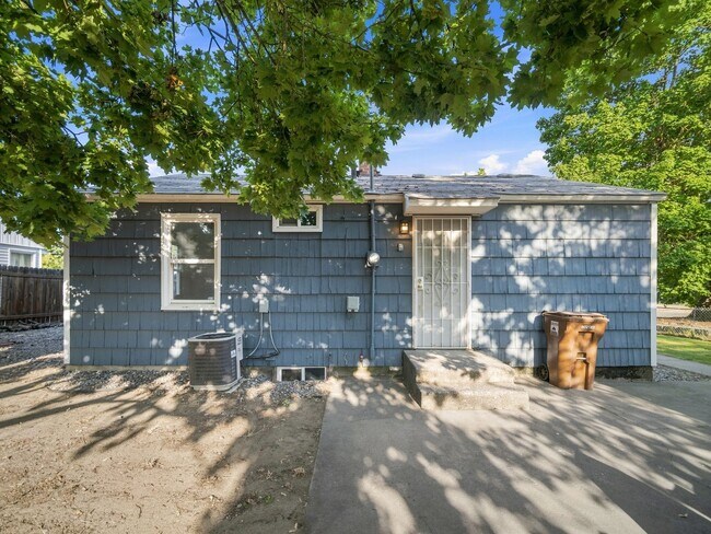 Building Photo - 6011 N Braeburn Dr