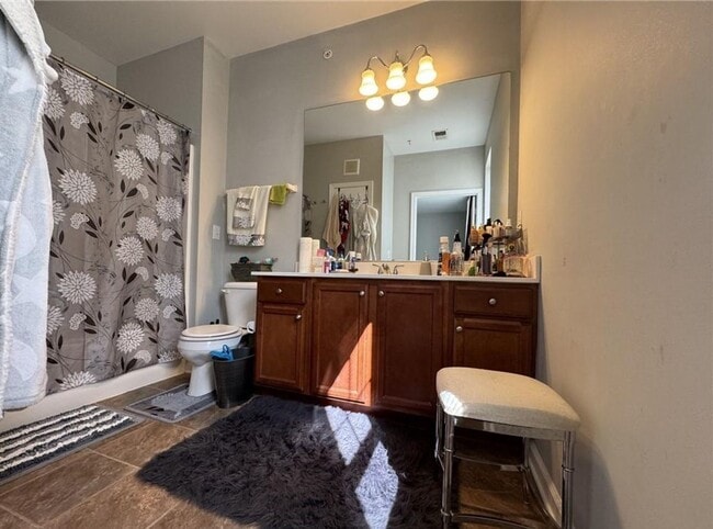 Building Photo - 2 BED /  2 BATH CORNER UNIT CONDO
