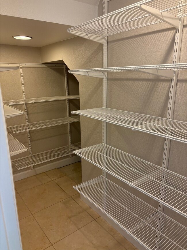 Building Photo - 1938 Stratton Cir