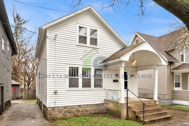 Building Photo - WEST SIDE! 2 Bedroom Single Family Home! JUST LISTED!
