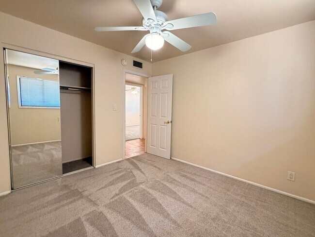 Building Photo - 718 E Manhatton Dr