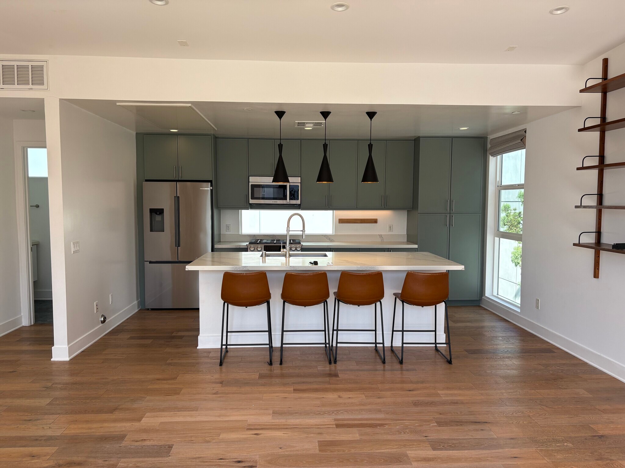 Building Photo - 857 1/2 Hyperion Ave