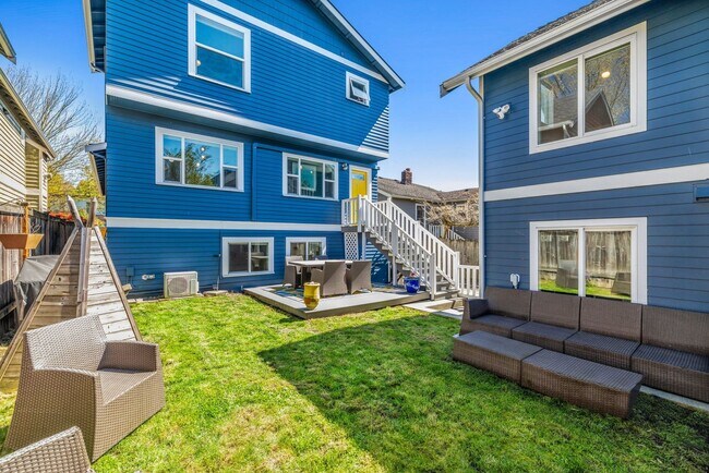 Building Photo - 5bd/2.75ba Seattle Home