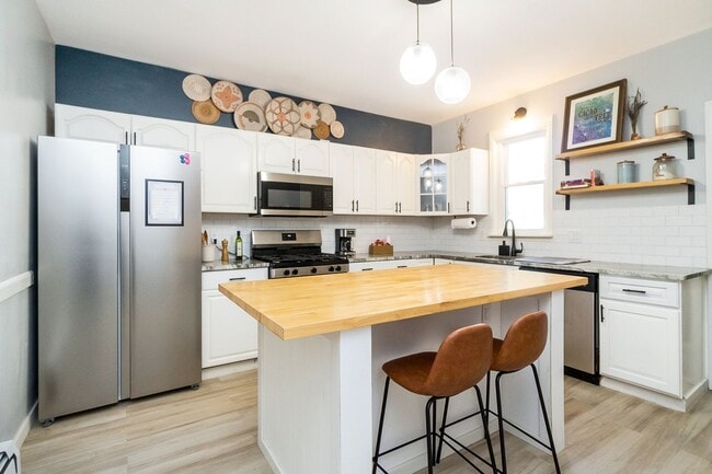 Building Photo - 3 BED · 1.5 BATH · MODERN INDUSTRIAL · AVA...
