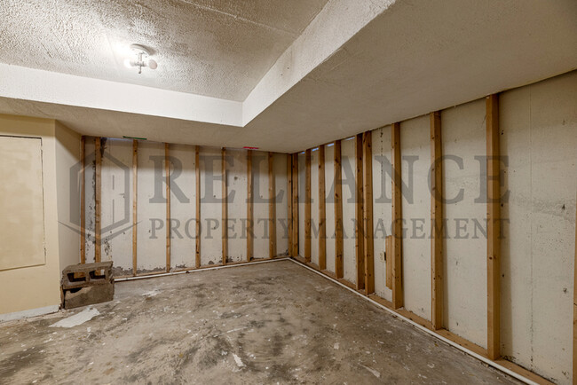 Building Photo - 1440 Community Dr