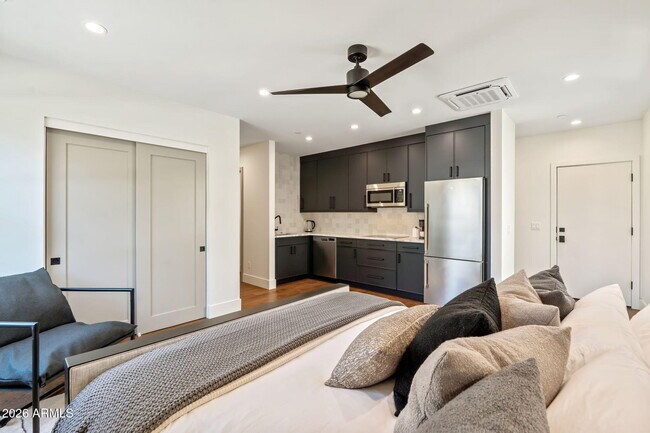 Building Photo - 6916 E 2nd St