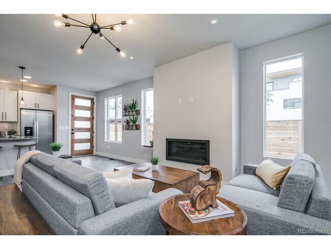 Building Photo - ONE MONTH FREE - Modern 3BR Townhome in Denver
