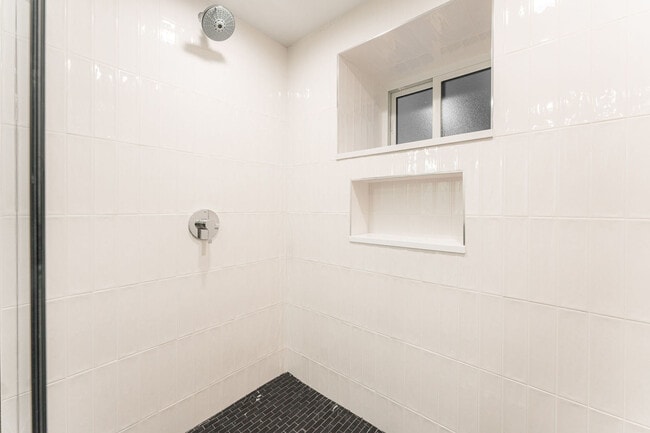 Building Photo - 1954 N Sheffield Ave