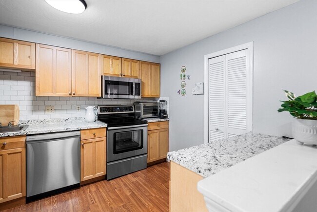 Building Photo - 11 Gibbs St