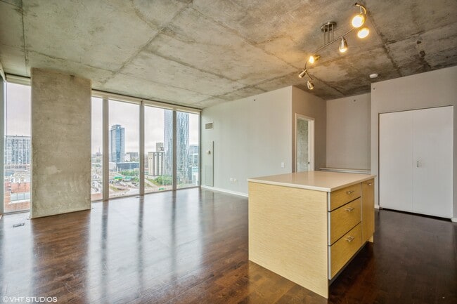 Building Photo - 659 W Randolph St