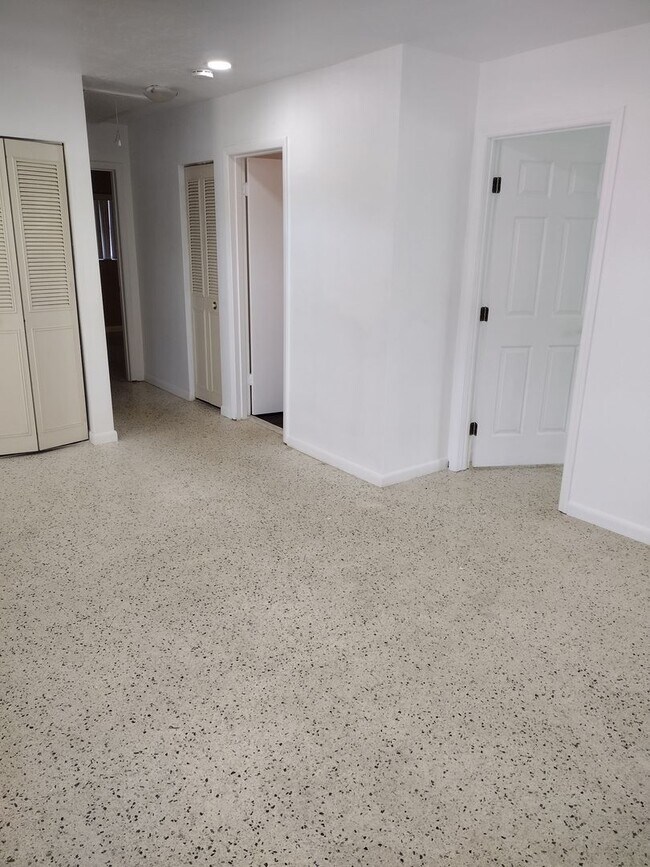 Building Photo - 3 bed 2 bath with bonus room