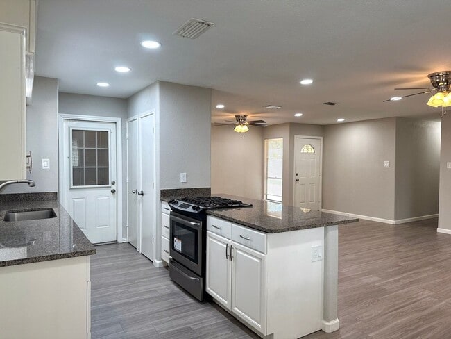 Building Photo - 3 Bedroom / 2 Bath / 2 Car Garage