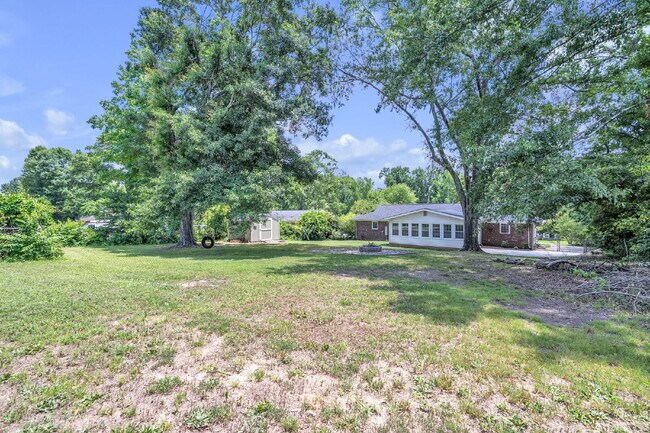 Building Photo - Beautiful 5 Bedroom 3 Bathroom Retreat with Fenced Backyard $2,200/mo rent