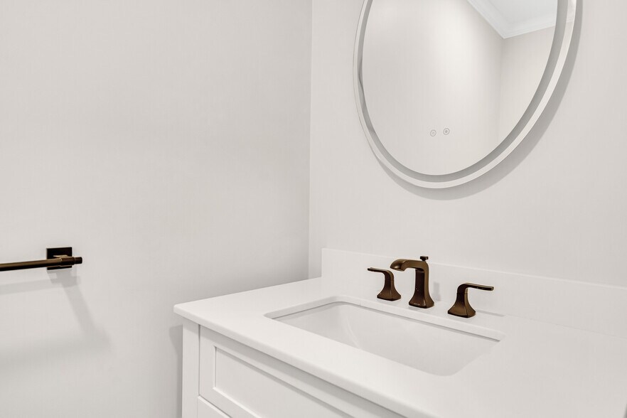 Building Photo - 128 Longwood Ave