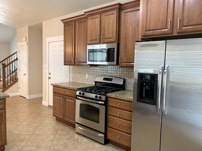 Building Photo - Beautiful 4 Bd 2.5 Bath Townhouse in Sandy
