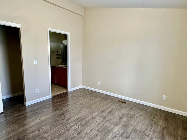 Building Photo - 600-606 Dolan Rd