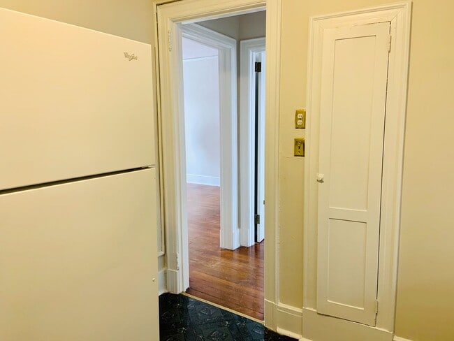 Building Photo - 1 BR, 3rd floor Apartment in Downtown Greensboro, Water & Heat Included