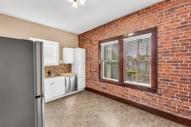 Building Photo - 3010 Avenue Q Ave