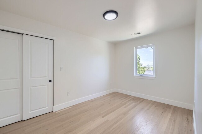 Building Photo - Beautifully Updated Duplex