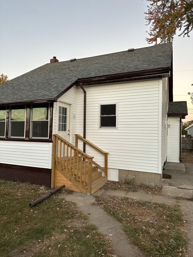 Building Photo - LEO  3 BR 1 Bath