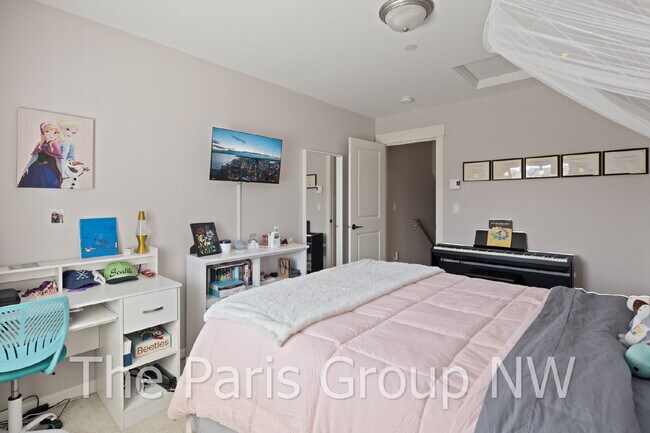 Building Photo - Stylish Model Hm in Issaquah Highlands * Park-Facing, EV Charger, Designer Upgrades & Very Walkable!