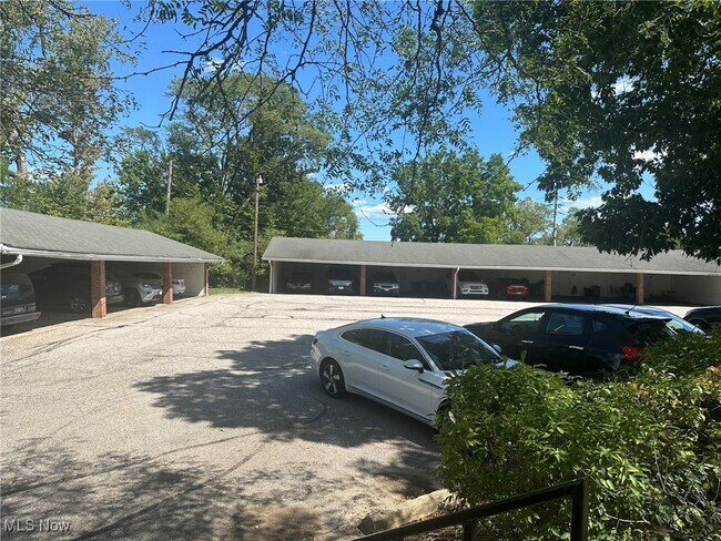 Building Photo - 7045 Carriage Hill Dr