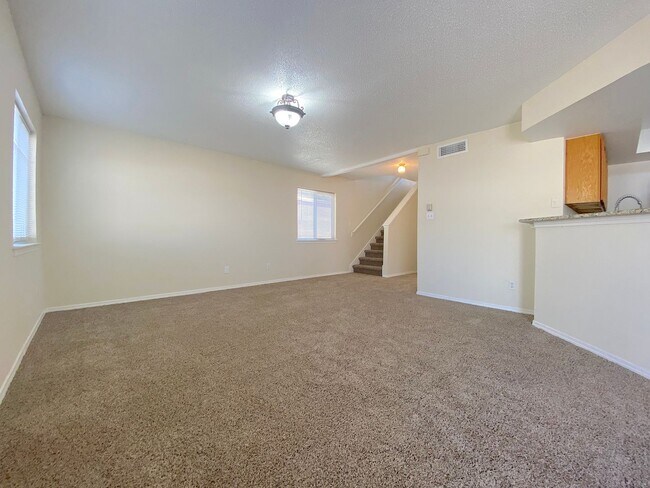 Building Photo - 4bed/2bath plus Bonus Loft!