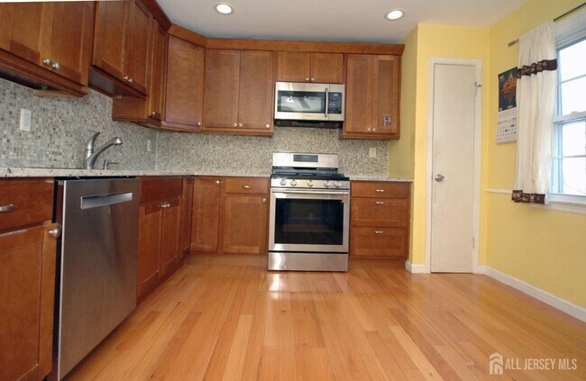 Building Photo - 4 White Oaks Dr