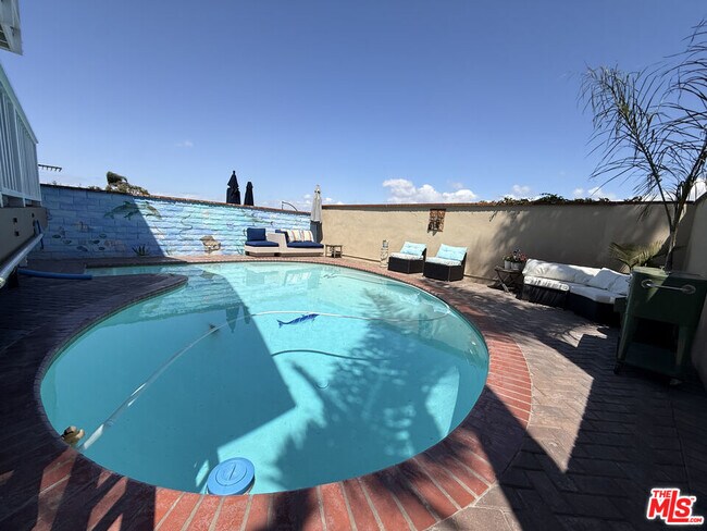 Building Photo - 200 Larsson St