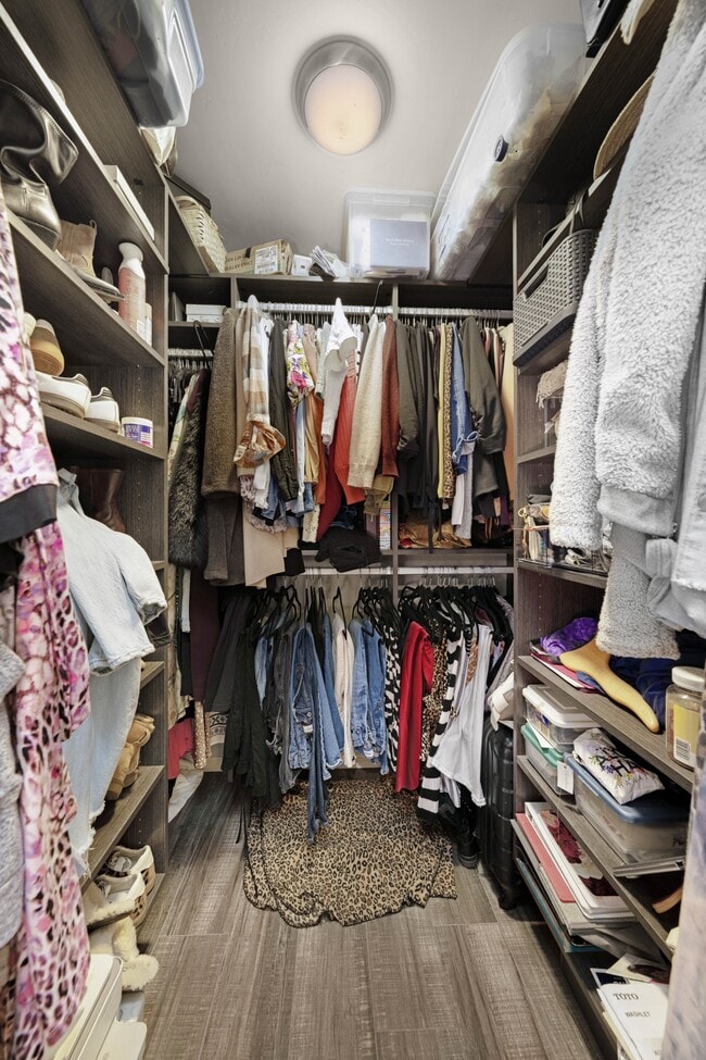 Building Photo - 9189 Village Glen Dr