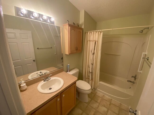 Building Photo - Lovely and Spacious Unfurnished, 2 + 2 Pat...