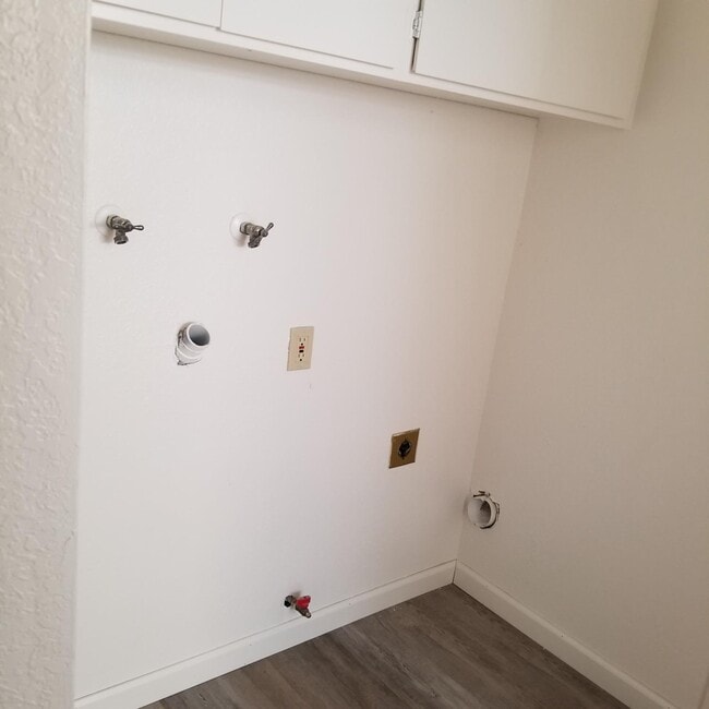 Building Photo - 981 Sierra Ave