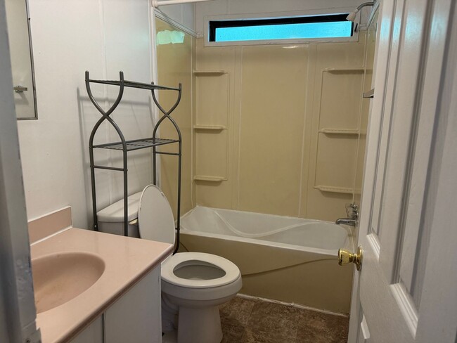 Building Photo - Two Bedroom Single Wide in Troutman