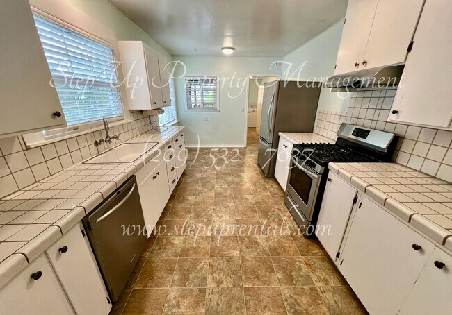 Building Photo - Cozy Downtown 2 Bedroom Bungalow in the Heart of Sonora!