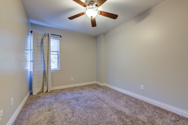 Building Photo - 607 Ellingham Dr