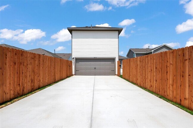 Building Photo - 2412 Ekvall Dr