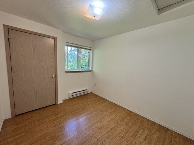 Building Photo - Spacious 3 bed 1.75 bath top floor unit in Des Moines
