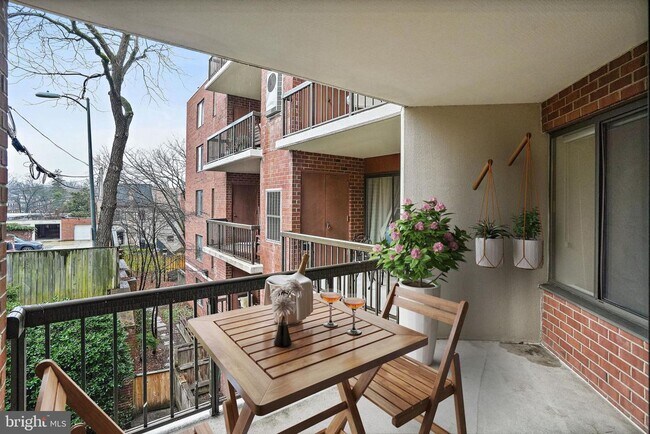 Building Photo - Gorgeous and Airy 1bd/1ba in Glover Park with parking and a balcony!