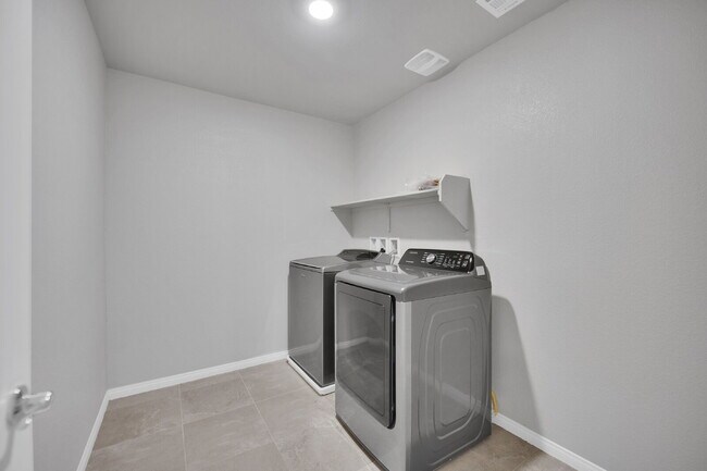 Building Photo - Gorgeous 5 Bedroom home!