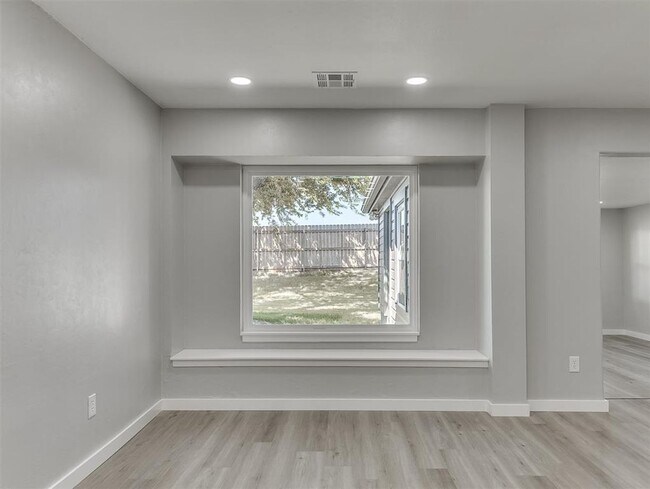 Building Photo - Look at this beautiful home!! 4 bed, 3 full baths!