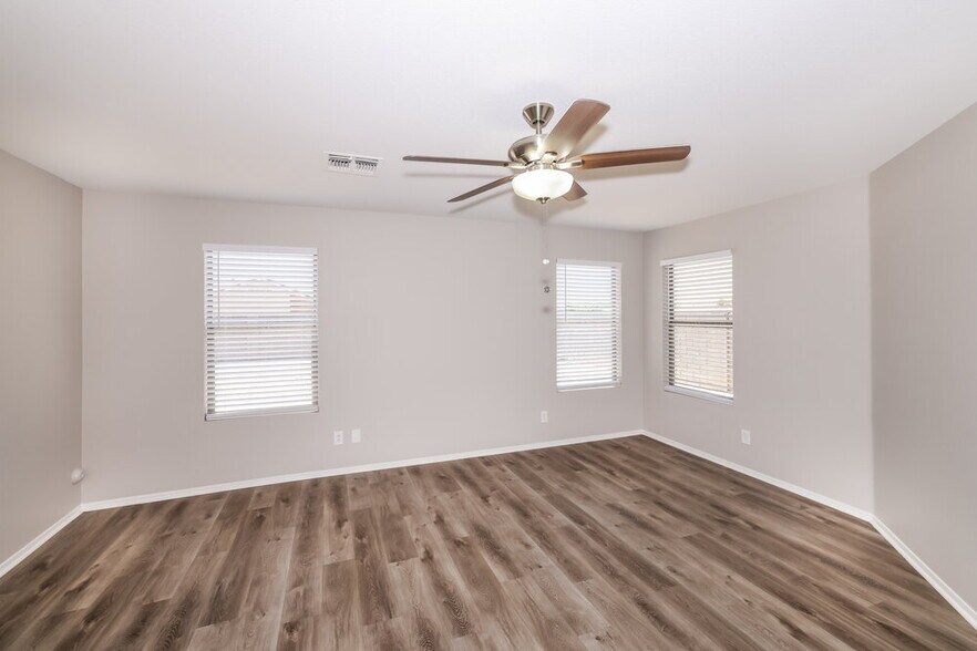 Building Photo - 10521 W Robin Ln