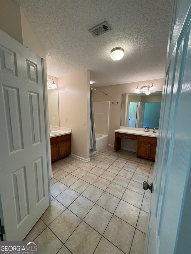 Building Photo - 607 Victorias Cir