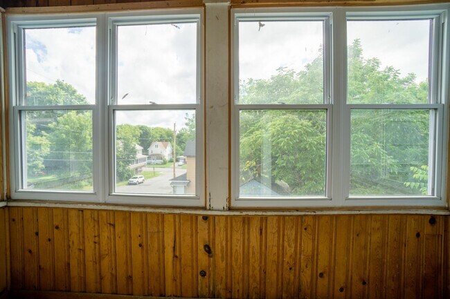 Building Photo - Apartment with Hardwood Floors Near Food C...