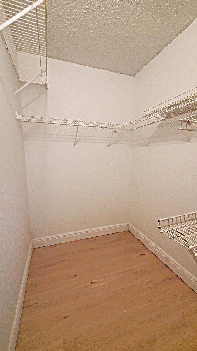 Building Photo - 01 + Den water included - Frist Floor unit...