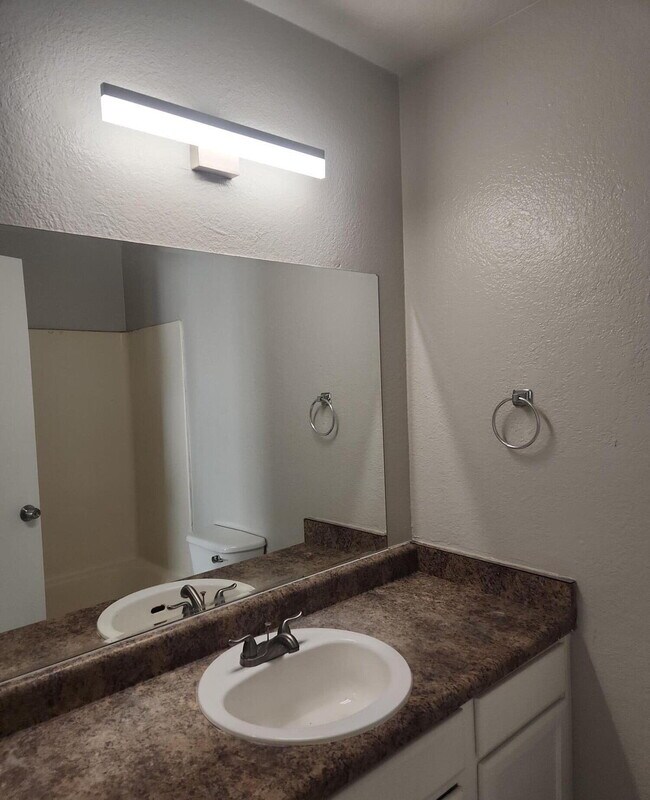 Building Photo - MARVELOUS TWO BEDROOMS AND ONE BATHROOM AV...