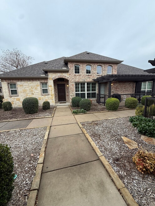 Building Photo - 5683 Hummingbird Ln