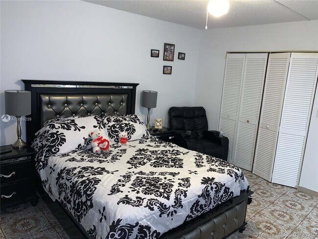 Building Photo - 1750 W 46th St