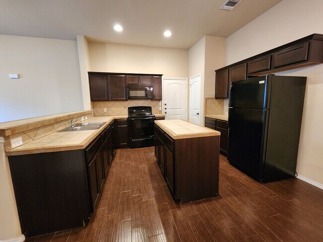 Building Photo - 3/2/2 Duplex Close To Creekside Shopping C...
